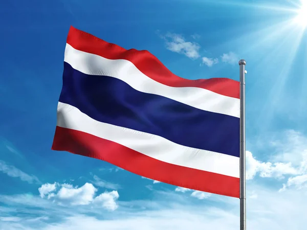 Drapeau thaïlandais agitant dans le ciel bleu — Photo