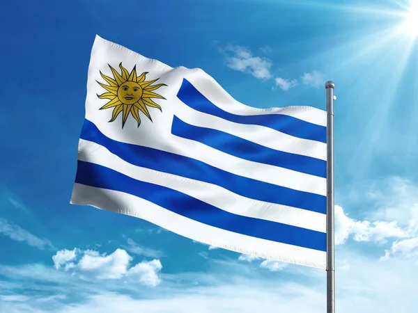 Uruguaylı bayrak mavi gökyüzünde sallayarak