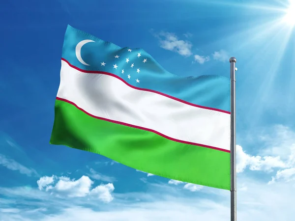 Oezbeekse vlag zwaaien in de blauwe hemel — Stockfoto