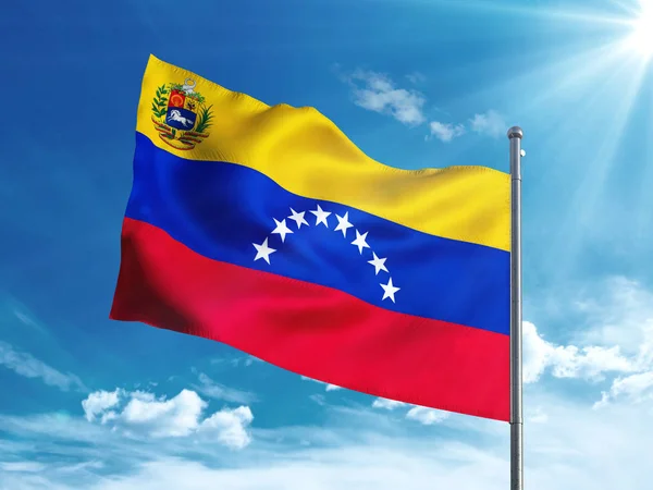 Wenezuelski flaga z herbem macha w błękitne niebo — Zdjęcie stockowe