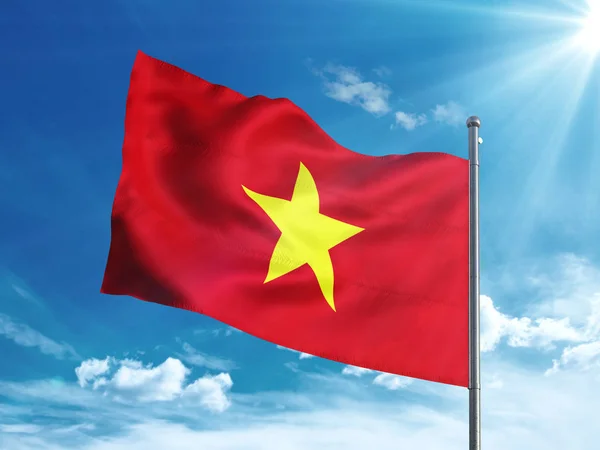 Bandera vietnamita ondeando en el cielo azul — Foto de Stock