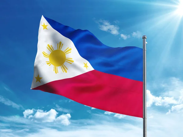 Filipin bayrağı mavi gökyüzünde sallayarak — Stok fotoğraf