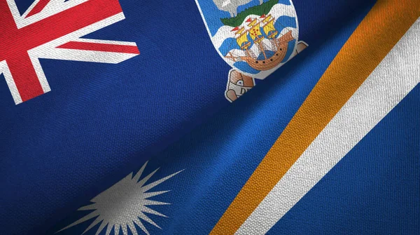 Îles Falkland et Îles Marshall deux drapeaux tissu textile, texture du tissu — Photo