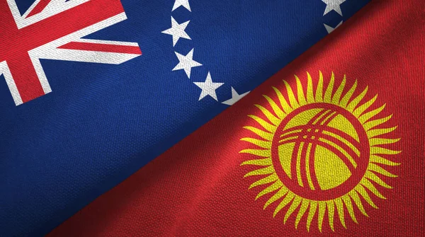 Islas Cook y Kirguistán dos banderas tela textil, textura de la tela — Foto de Stock
