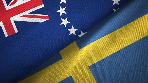 Ilhas Cook e Suécia duas bandeiras pano têxtil, textura de tecido — Fotografia de Stock