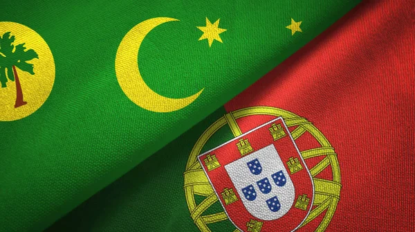 Νήσοι Κόκος Keeling και Πορτογαλία δύο σημαίες ύφασμα, υφασμάτινη υφή — Φωτογραφία Αρχείου