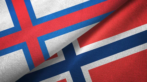 Färöer Inseln und Norwegen zwei Flaggen Textilstoff, Textur — Stockfoto