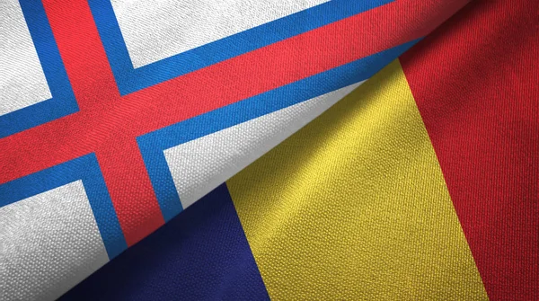 Faeröer en Roemenië twee vlaggen textiel doek, stof textuur — Stockfoto