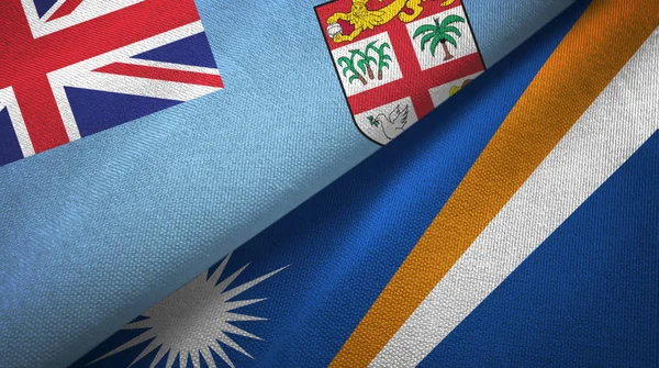 Фиджи и Маршалловы острова два флага текстильная ткань, текстура ткани — стоковое фото