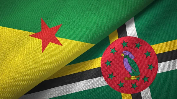 Guyane française et Dominique deux drapeaux tissu textile, texture du tissu — Photo