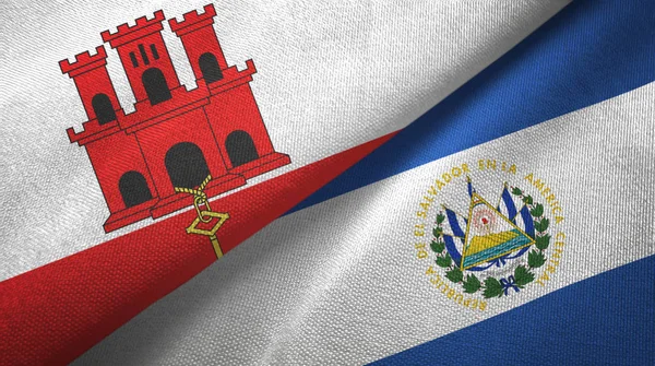 Gibraltar a El Salvador dvě vlajky textilní tkaniny, textura tkaniny — Stock fotografie