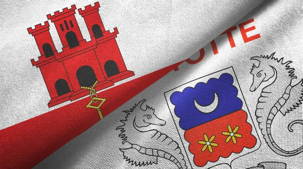 Gibraltar et Mayotte deux drapeaux tissu textile, texture du tissu — Photo