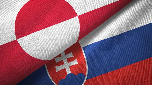 Groenlândia e Eslováquia duas bandeiras de pano têxtil, textura de tecido — Fotografia de Stock