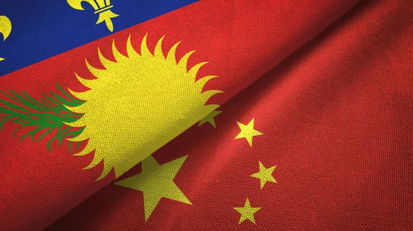 Γουαδελούπη και την Κίνα δύο σημαίες ύφασμα, υφασμάτινη υφή — Φωτογραφία Αρχείου