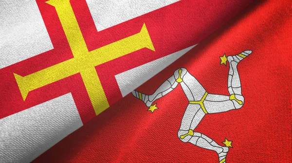 Guernsey και Isle of Mann δύο σημαίες ύφασμα, υφασμάτινη υφή — Φωτογραφία Αρχείου