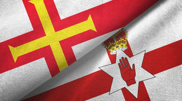 Guernsey i Irlandia Północna dwie flagi tkaniny tekstylne, tekstura tkaniny — Zdjęcie stockowe