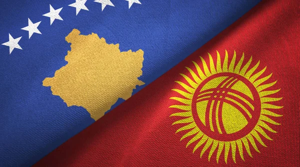 Kosovo a Kyrgyzstán textilní tkanina se dvěma vlajkami, textura tkaniny — Stock fotografie