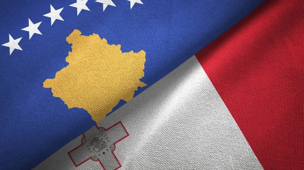 Kosovo och Malta två flaggor textilduk, tyg struktur — Stockfoto