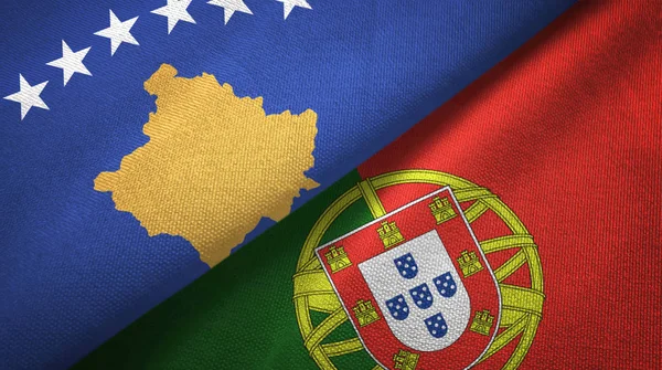 Kosowo i Portugalia dwie flagi tkaniny tekstylne, tekstura tkaniny — Zdjęcie stockowe