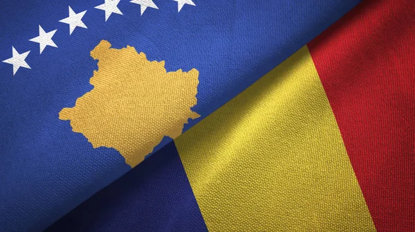 Kosovo y Rumanía dos banderas tela textil, textura de la tela — Foto de Stock