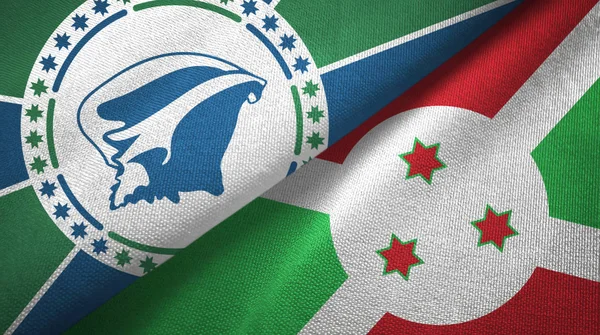Martinik a Burundi dvě vlajky textilní tkaniny, textura tkaniny — Stock fotografie