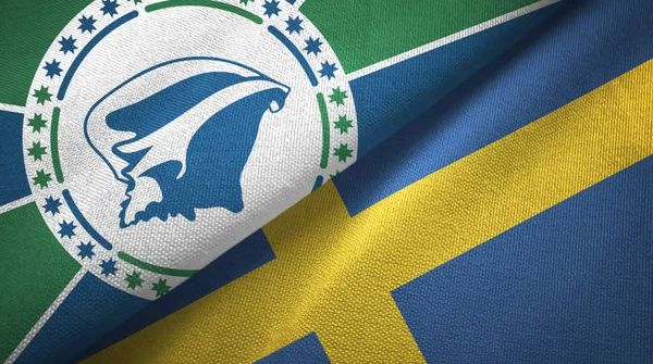 Μαρτινίκα και Σουηδία δύο σημαίες ύφασμα, υφασμάτινη υφή — Φωτογραφία Αρχείου
