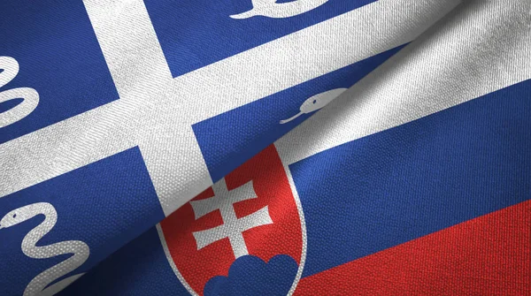 Martinique serpente e Eslováquia duas bandeiras pano têxtil, textura de tecido — Fotografia de Stock