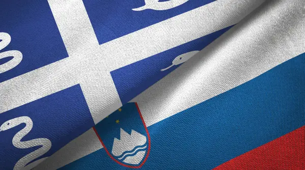 Martinica serpiente y Eslovenia dos banderas tela textil, textura de la tela —  Fotos de Stock