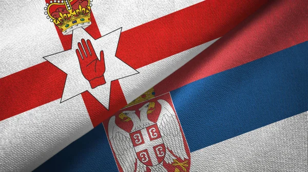 Irlanda del Norte y Serbia dos banderas tela textil, textura de la tela — Foto de Stock