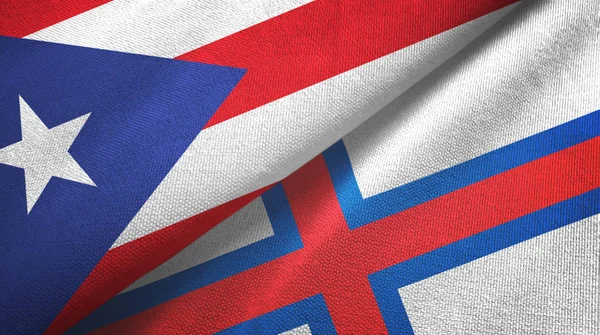 Puerto Rico en Faeröer twee vlaggen textiel doek, stof textuur — Stockfoto