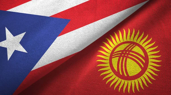 Puerto Rico y Kirguistán dos banderas tela textil, textura de la tela — Foto de Stock