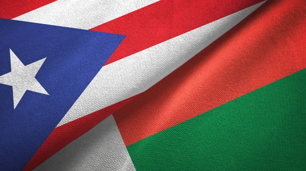 Puerto Rico en Madagaskar twee vlaggen textiel doek, stof textuur — Stockfoto