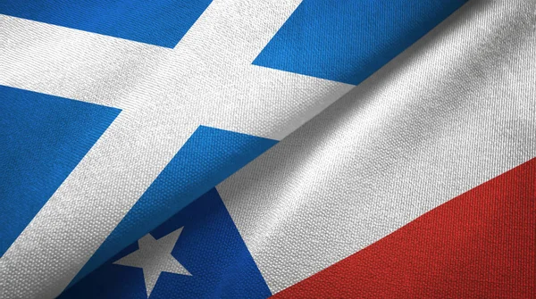Schotland en Chili twee vlaggen textiel doek, stof textuur — Stockfoto