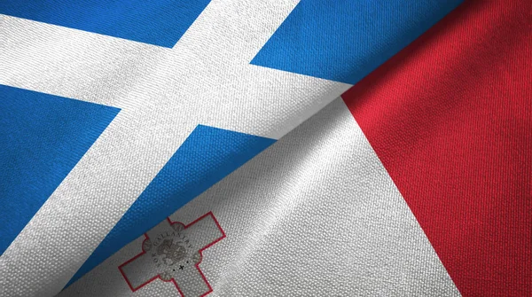 Escócia e Malta duas bandeiras de pano têxtil, textura de tecido — Fotografia de Stock