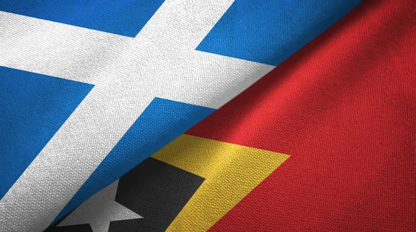 Schotland en Oost-Timor Oost-Timor twee vlaggen textieldoek, textieltextuur — Stockfoto