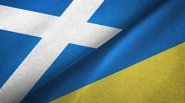 Escocia y Ucrania dos banderas tela textil, textura de la tela —  Fotos de Stock