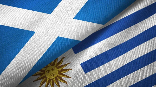 Ecosse et Uruguay deux drapeaux tissu textile, texture du tissu — Photo
