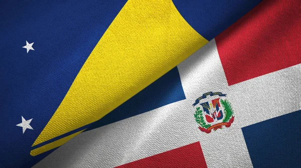 Tokelau en Dominicaanse Republiek twee vlaggen textiel doek, stof textuur — Stockfoto