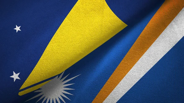 Tokelau och Marshallöarna två flaggor textilduk, textur — Stockfoto