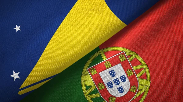 Токелау и Португалия два флага текстильная ткань, текстура ткани — стоковое фото