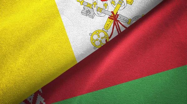 Watykan i Białoruś dwie flagi tkaniny tekstylne, tekstura tkaniny — Zdjęcie stockowe
