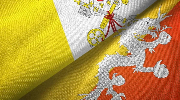 Vaticano e Butão duas bandeiras pano têxtil, textura de tecido — Fotografia de Stock