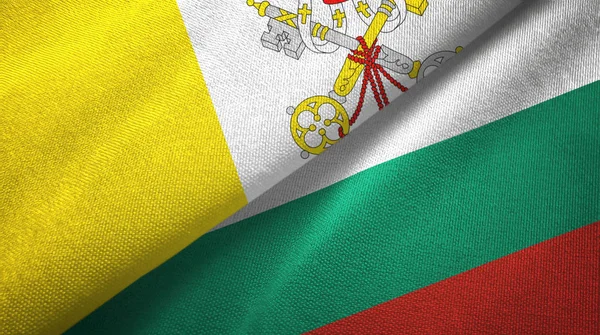 Watykan i Bułgaria dwie flagi tkaniny tekstylne, tekstura tkaniny — Zdjęcie stockowe