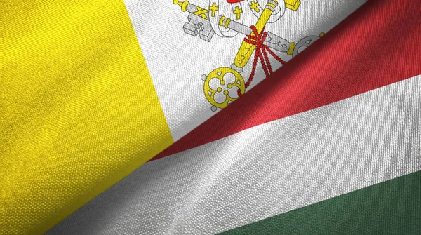 Watykan i Węgry dwie flagi tkaniny tekstylne, tekstura tkaniny — Zdjęcie stockowe