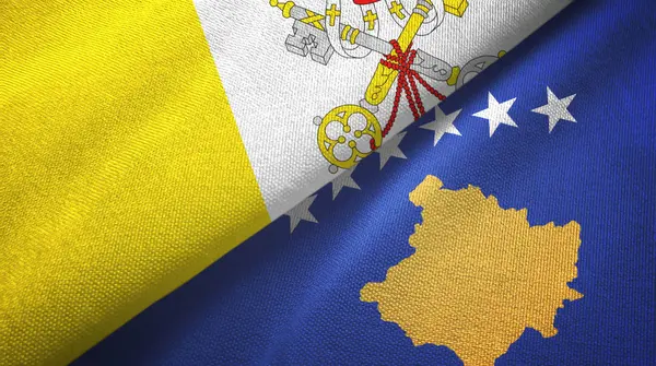 Watykan i Kosowo dwie flagi tkaniny tekstylne, tekstura tkaniny — Zdjęcie stockowe