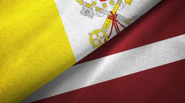 Watykan i Łotwa dwie flagi tkaniny tekstylne, tekstura tkaniny — Zdjęcie stockowe