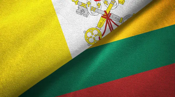 Watykan i Litwa dwie flagi tkaniny tekstylne, tekstura tkaniny — Zdjęcie stockowe