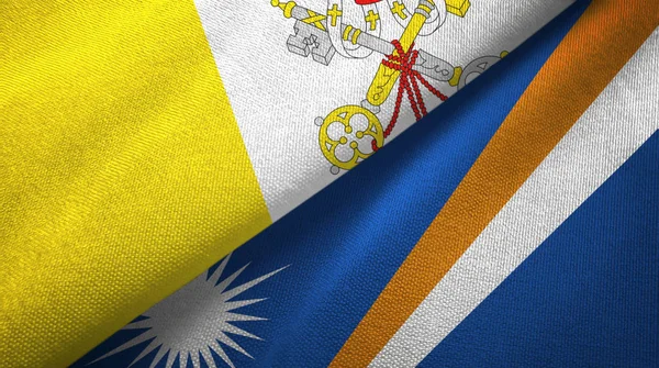 Νήσοι Βατικανού και Μάρσαλ δύο σημαίες ύφασμα, υφασμάτινη υφή — Φωτογραφία Αρχείου