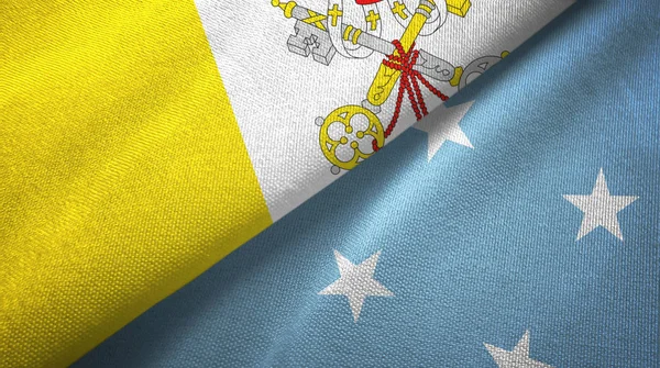 Vaticano e Micronésia duas bandeiras de pano têxtil, textura de tecido — Fotografia de Stock