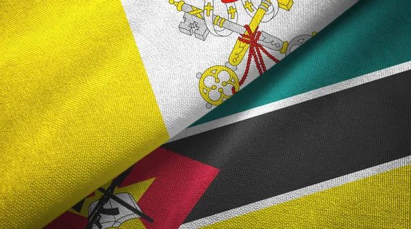 Watykan i Mozambik dwie flagi tkaniny tekstylne, tekstura tkaniny — Zdjęcie stockowe